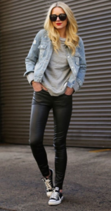 Γυναίκα που φοράει δερμάτινο παντελόνι